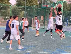 一支球队通过一场胜利向联赛冠军发起冲击英语